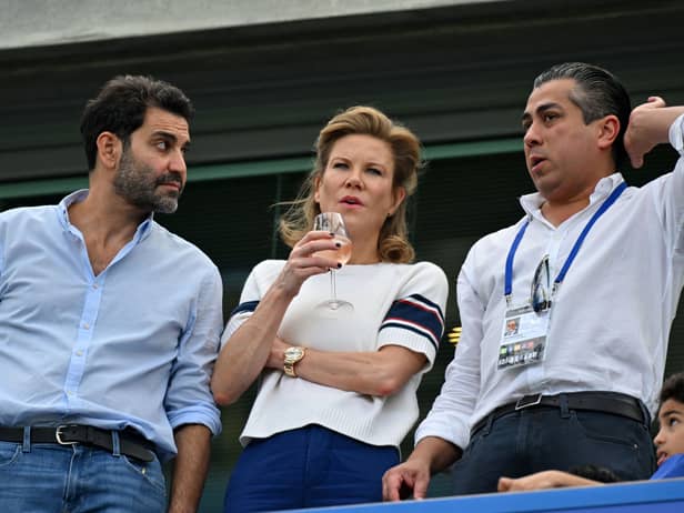 Newcastle United’s English minority owner Amanda Staveley and her husband Mehrdad Ghodoussi chat with Chelsea’s owner US businessman Behdad Eghbali (Photo by GLYN KIRK/AFP via Getty Images)