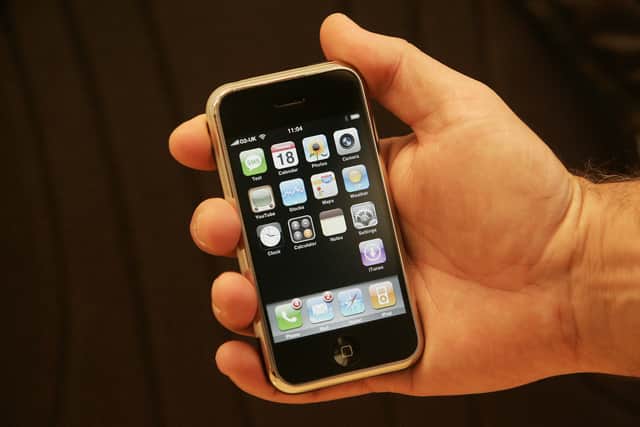 Apple’s first generation iPhone was sold for £50,000 at an online auction in America.
