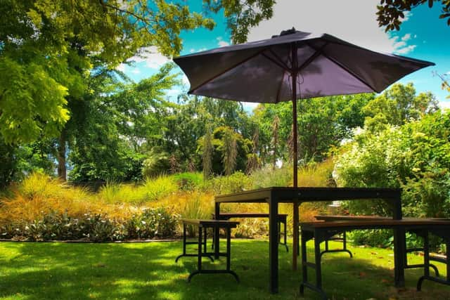 Find shade under a parasol (photo: Adobe)