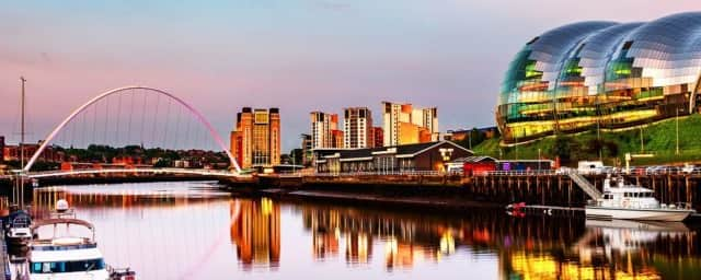 Newcastle upon Tyne. Famous Millennium bridge at sunset (photo: Madrugada Verde - stock.adobe.com)