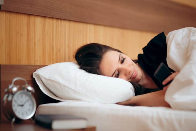 Try to refrain from scrolling on your phone as soon as you wake up (photo: Shutterstock)