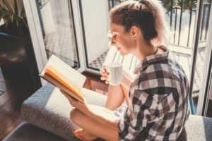 Regular reading can reduce stress levels (photo: shutterstock)