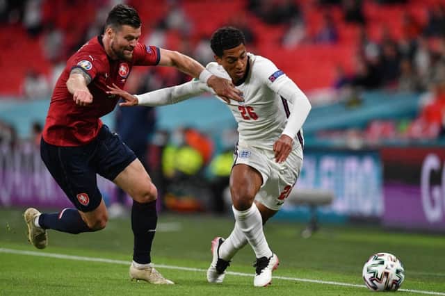 England's midfielder Jude Bellingham (R) and Czech Republic's defender Ondrej Celustka vie for the ball during the UEFA EURO 2020 Group D football match between Czech Republic and England (Photo: JUSTIN TALLIS/POOL/AFP via Getty Images)
