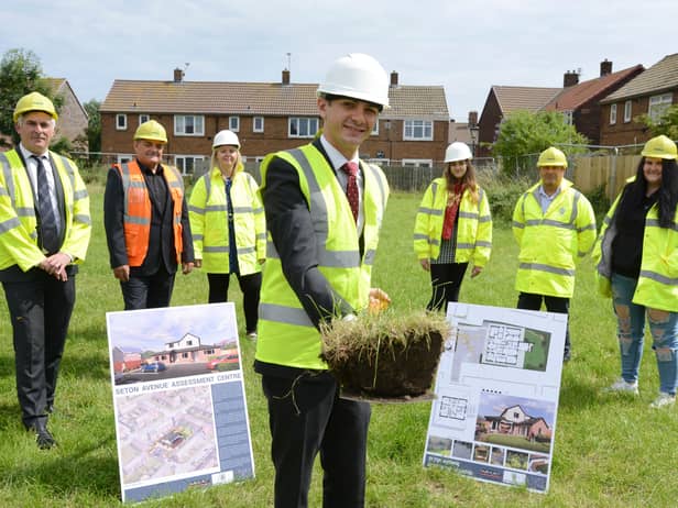  Cllr Ellison (centre) with Tony Joyce (service manager), Norman Trainer from Surgo Construction, Laura Brennan and Darren Bird, residential mangers for children’s services with care experienced young people Ruby Watt and Jasmine Hagan (South Tyneside Council)