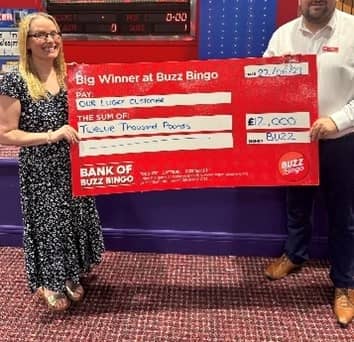 Elaine receiving her prize money