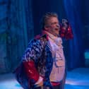 Den-Dini played by Glen Richard Townsend and Arbut-tons played by Davey Hopper.