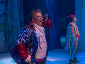 Den-Dini played by Glen Richard Townsend and Arbut-tons played by Davey Hopper.