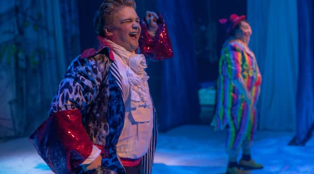 Den-Dini played by Glen Richard Townsend and Arbut-tons played by Davey Hopper.