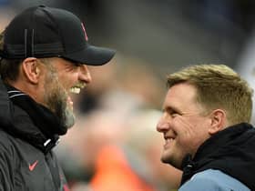 Liverpool boss Jurgen Klopp (left) and Newcastle United head coach Eddie Howe (right). Photo by OLI SCARFF/AFP via Getty Images)