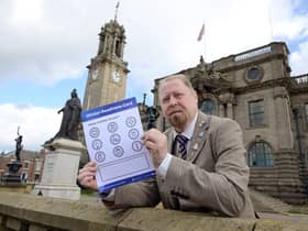 Councillor Paul Dean with the ‘winter readiness’ card