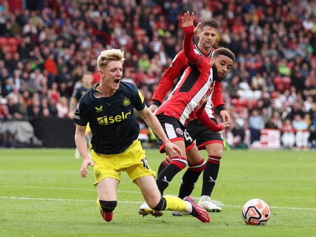  Anthony Gordon of Newcastle United is challenged by Jayden Bogle of Sheffield United during the Premier League match between Sheffield United and Newcastle United at Bramall Lane on September 24, 2023 in Sheffield, England. (Photo by George Wood/Getty Images)