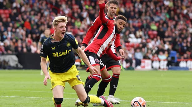  Anthony Gordon of Newcastle United is challenged by Jayden Bogle of Sheffield United during the Premier League match between Sheffield United and Newcastle United at Bramall Lane on September 24, 2023 in Sheffield, England. (Photo by George Wood/Getty Images)