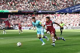West Ham United's Italian defender #33 Emerson (R) runs past Newcastle United's English goalkeeper #22 Nick Pope to set up the opening goal during the English Premier League football match between West Ham United and Newcastle United at the London Stadium, in London on October 8, 2023. (Photo by HENRY NICHOLLS / AFP) 