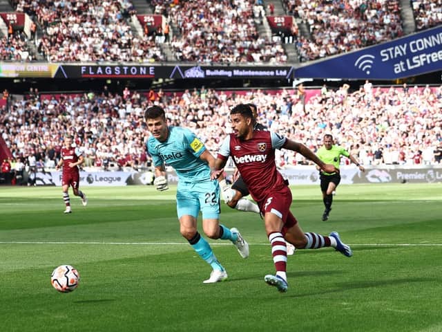 West Ham United's Italian defender #33 Emerson (R) runs past Newcastle United's English goalkeeper #22 Nick Pope to set up the opening goal during the English Premier League football match between West Ham United and Newcastle United at the London Stadium, in London on October 8, 2023. (Photo by HENRY NICHOLLS / AFP) 