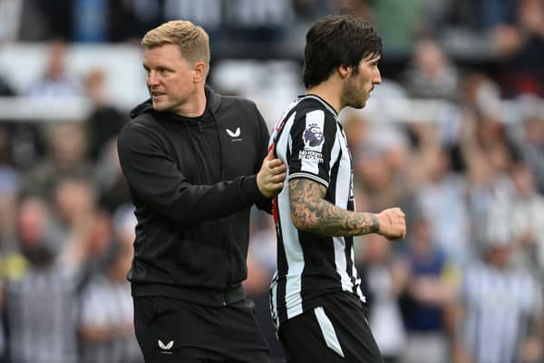 Newcastle United head coach Eddie Howe and midfielder Sandro Tonali. (Photo by Stu Forster/Getty Images)