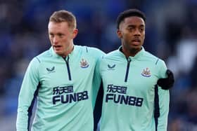 Sean Longstaff and Joe Willock of Newcastle United embrace each other prior to the Premier League match between Leicester City and Newcastle United at The King Power Stadium on December 26, 2022 in Leicester, England. (Photo by Nathan Stirk/Getty Images)