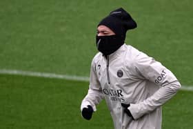 Paris Saint-Germain's French forward #07 Kylian Mbappe arrives for a training session in Poissy, west of Paris, on November 27, 2023, on the eve of their UEFA Champions League football match against Newcastle. (Photo by FRANCK FIFE / AFP) 