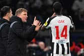 Eddie Howe speaks to Alexander Isak during Newcastle United's 1-1 draw at PSG.