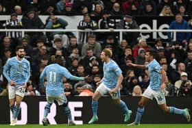 Manchester City's Belgian midfielder #17 Kevin De Bruyne (2R) celebrates after scoring their second goal against Newcastle United. (Photo by OLI SCARFF/AFP via Getty Images)