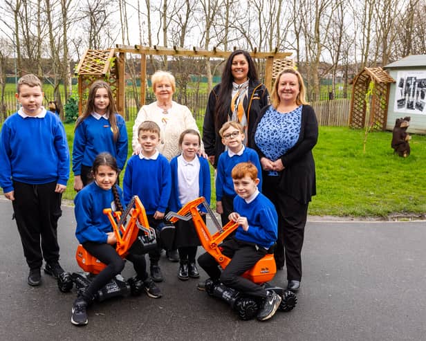 Cllr Meling and Jade Hucks with Toner Avenue Headteacher Nichola Fullard and youngsters from Years 2, 3, 4, 5 and 6.

Credit: Creo Comms