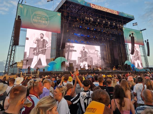 Courteeners on stage, with a classic Juventus shirt in view 