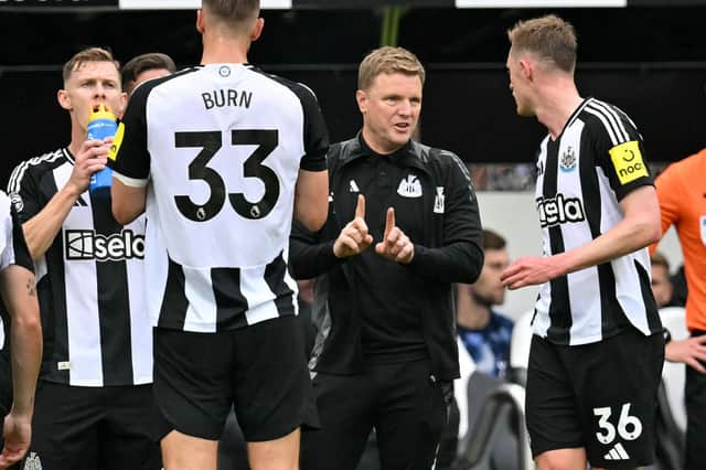 Newcastle United's English head coach Eddie Howe speaks with Newcastle United's English midfielder #36 Sean Longstaff during a break in play during the English Premier League football match between Newcastle United and Tottenham Hotspur at St James' Park in Newcastle-upon-Tyne, north east England on September 1, 2024. (Photo by ANDY BUCHANAN / AFP)