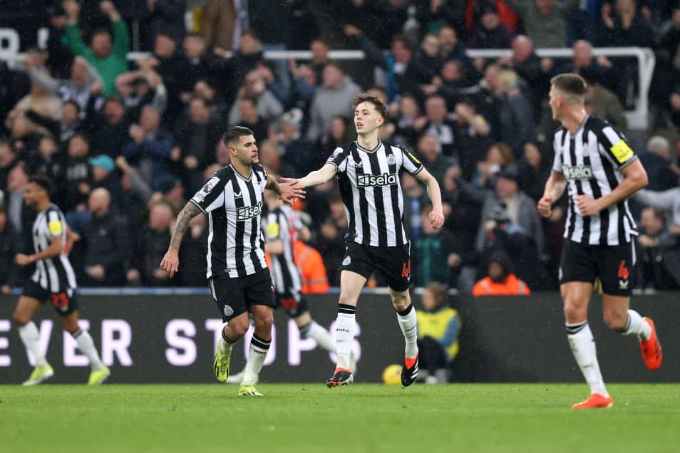 Newcastle United midfielder Joe White has signed a new contract at St James' Park.
