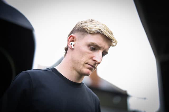 Anthony Gordon of Newcastle United FC arrives prior to the Premier League match between Fulham FC and Newcastle United FC at Craven Cottage on September 21, 2024 in London, England. (Photo by Ryan Pierse/Getty Images)