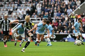 Newcastle United's English midfielder #10 Anthony Gordon scores their first goal from the penalty spot during the English Premier League football match between Newcastle United and Manchester City at St James' Park in Newcastle-upon-Tyne, north-east England on September 28, 2024. (Photo by Oli SCARFF / AFP) 