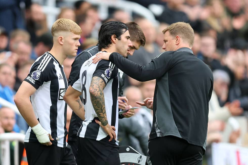 Newcastle United midfielder Sandro Tonali alongside Eddie Howe