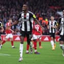 Alexander Isak of Newcastle United celebrates scoring his team's first goal during the Premier League match between Nottingham Forest FC and Newcastle United FC at City Ground on November 10, 2024 in Nottingham, England. (Photo by Alex Livesey/Getty Images)