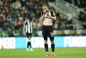 Sean Longstaff of Newcastle United reacts following West Ham United's second goal, scored by Aaron Wan-Bissaka  (Photo by Carl Recine/Getty Images)