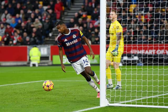 Alexander Isak of Newcastle United celebrates scoring his team's first goal during the Premier League match between Brentford FC and Newcastle United FC at Brentford Community Stadium on December 07, 2024 in Brentford, England. (Photo by Mike Hewitt/Getty Images)