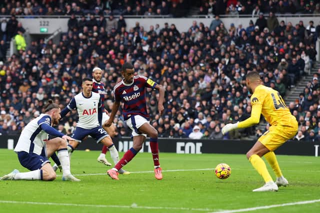 Alexander Isak makes it 2-1 to Newcastle United. 