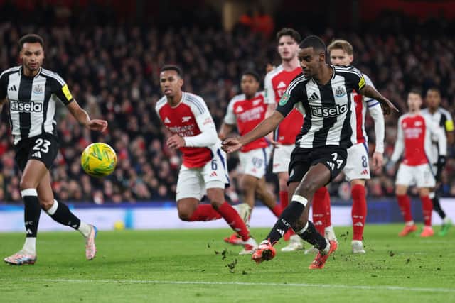 Alexander Isak of Newcastle United scores his team's first goal during the Carabao Cup Semi Final First Leg match between Arsenal and Newcastle United at Emirates Stadium on January 07, 2025 in London, England.