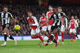Alexander Isak of Newcastle United scores his team's first goal during the Carabao Cup Semi Final First Leg match between Arsenal and Newcastle United at Emirates Stadium on January 07, 2025 in London, England.