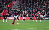 Alexander Isak of Newcastle United scores his team's first goal from a penalty kick during the Premier League match between Southampton FC and Newcastle United FC at St Mary's Stadium on January 25, 2025 in Southampton, England. (Photo by Ryan Pierse/Getty Images)