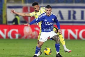 Gabriel Strefezza of Como 1907 competes for the ball with Lloyd Kelly of Juventus during the Serie A match between Como 1907 and Juventus at Stadio G. Sinigaglia on February 07, 2025 in Como, Italy. (Photo by Marco Luzzani/Getty Images)