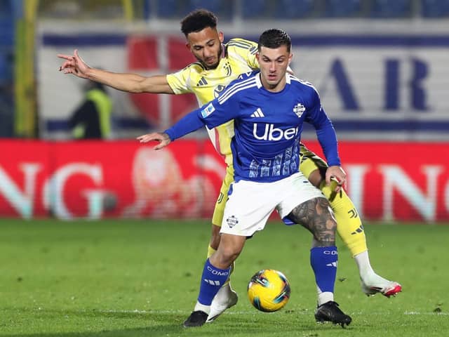 Gabriel Strefezza of Como 1907 competes for the ball with Lloyd Kelly of Juventus during the Serie A match between Como 1907 and Juventus at Stadio G. Sinigaglia on February 07, 2025 in Como, Italy. (Photo by Marco Luzzani/Getty Images)