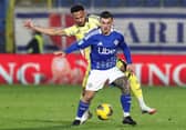 Gabriel Strefezza of Como 1907 competes for the ball with Lloyd Kelly of Juventus during the Serie A match between Como 1907 and Juventus at Stadio G. Sinigaglia on February 07, 2025 in Como, Italy. (Photo by Marco Luzzani/Getty Images)