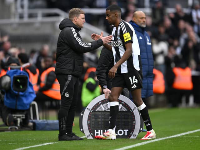 NEWCASTLE UPON TYNE, ENGLAND - FEBRUARY 23: Newcastle head coach Eddie Howe congratulates Alexander Isak after being substituted during the Premier League match between Newcastle United FC and Nottingham Forest FC at St James' Park on February 23, 2025 in Newcastle upon Tyne, England. (Photo by Stu Forster/Getty Images)