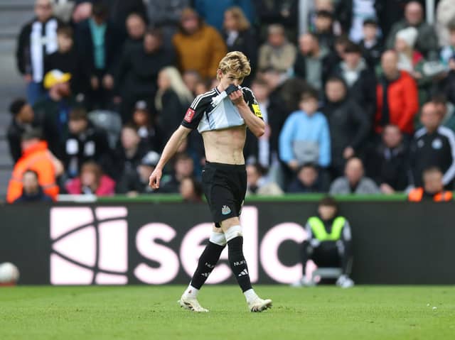 Anthony Gordon sent off for Newcastle United. 