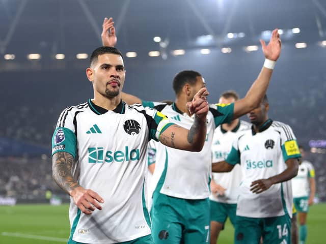 Bruno Guimaraes of Newcastle United celebrates scoring his team's first goal with teammates during the Premier League match between West Ham United FC and Newcastle United FC at London Stadium on March 10, 2025 in London, England. (Photo by Justin Setterfield/Getty Images)