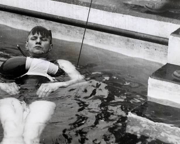Constable Stamp demonstrates his invention at South Shields . (Photo by Hulton Archive/Getty Images)