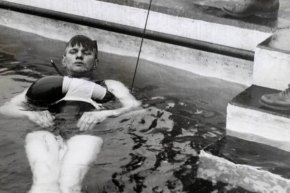 Constable Stamp demonstrates his invention at South Shields . (Photo by Hulton Archive/Getty Images)