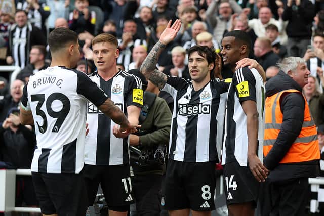 Sandro Tonali of Newcastle United celebrates scoring his team's first goal with teammates Bruno Guimaraes, Harvey Barnes and Alexander Isak during the Premier League match between Newcastle United FC and Manchester United FC at St James' Park on April 13, 2025 in Newcastle upon Tyne, England. (Photo by George Wood/Getty Images)