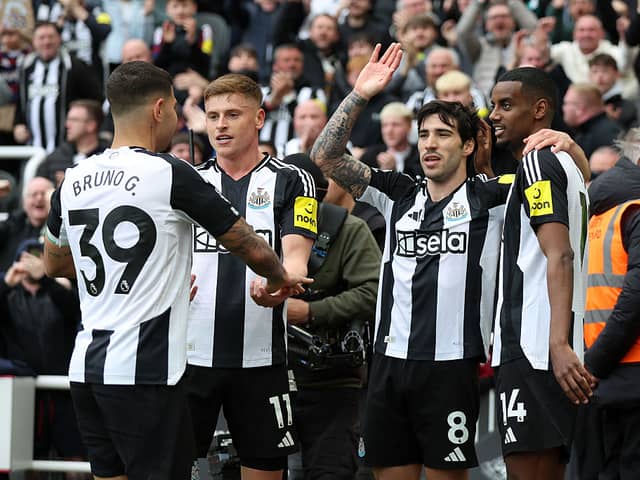 Sandro Tonali of Newcastle United celebrates scoring his team's first goal with teammates Bruno Guimaraes, Harvey Barnes and Alexander Isak during the Premier League match between Newcastle United FC and Manchester United FC at St James' Park on April 13, 2025 in Newcastle upon Tyne, England. (Photo by George Wood/Getty Images)