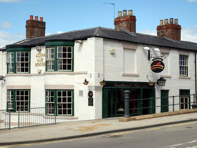 Fancy a pint in 2004? This is how the pub Ferry Street pub looked 21 years ago.