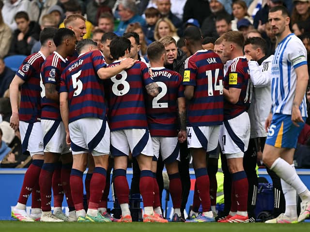 Newcastle United's English head coach Eddie Howe talks to his players. 