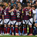 Newcastle United's English head coach Eddie Howe talks to his players. 